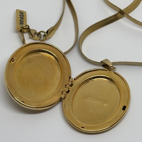 Vintage Avon Locket Necklace - Picture 2 of 2